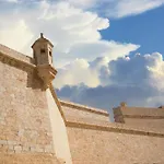 Hébergement de vacances Traditional Maltese Townhouse With Roof Terrace Isla