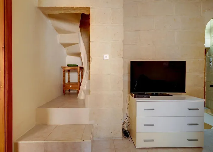Traditional Maltese Townhouse With Roof Terrace Senglea
