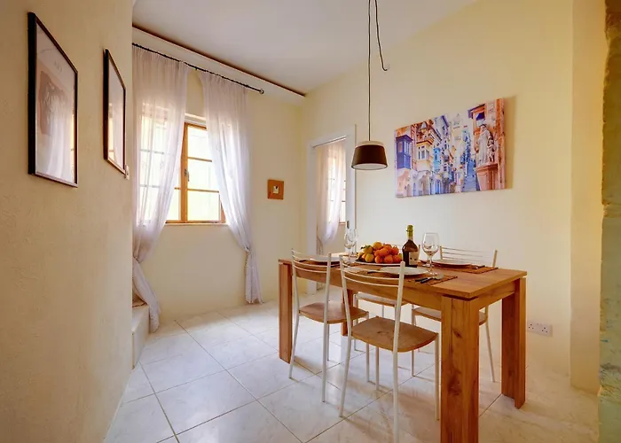 Feriehus Traditional Maltese Townhouse With Roof Terrace *