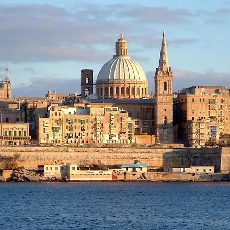 Traditional Maltese Townhouse With Roof Terrace 센글리아