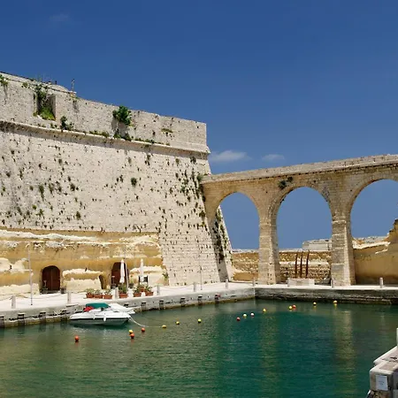 בית נופש Traditional Maltese Townhouse With Roof Terrace סנגלאה