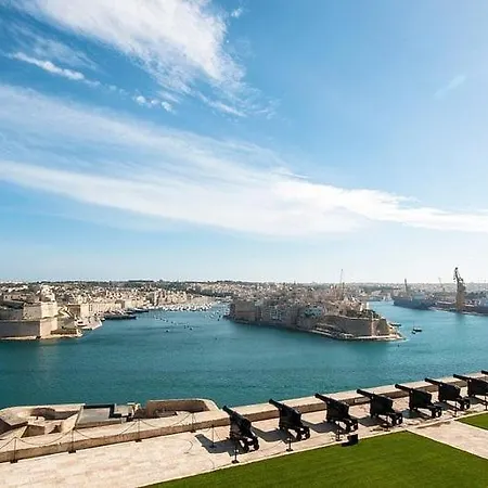 Traditional Maltese Townhouse With Roof Terrace סנגלאה