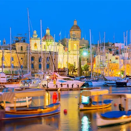 Traditional Maltese Townhouse With Roof Terrace סנגלאה