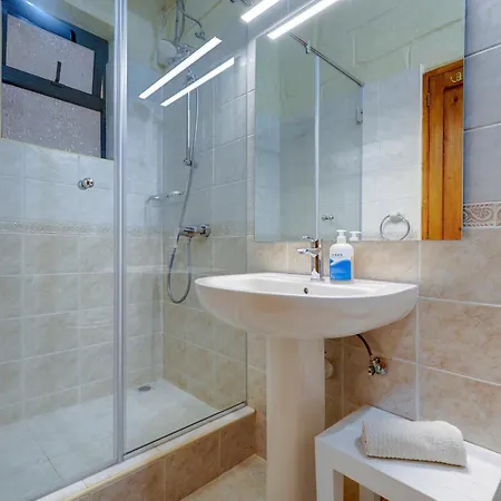 בית נופש Traditional Maltese Townhouse With Roof Terrace סנגלאה