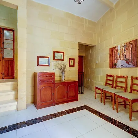 Traditional Maltese Townhouse With Roof Terrace *