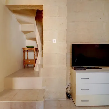 Traditional Maltese Townhouse With Roof Terrace סנגלאה