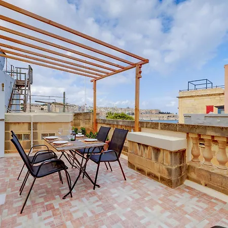 Traditional Maltese Townhouse With Roof Terrace בית נופש