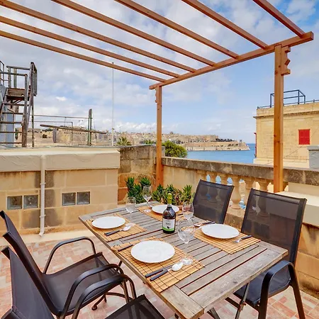 Feriehus Traditional Maltese Townhouse With Roof Terrace