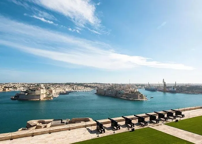 Traditional Maltese Townhouse With Roof Terrace セングレア