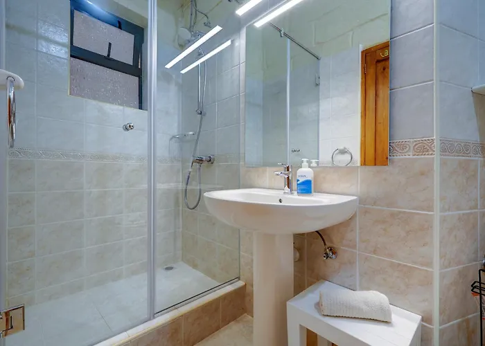 別荘 Traditional Maltese Townhouse With Roof Terrace セングレア